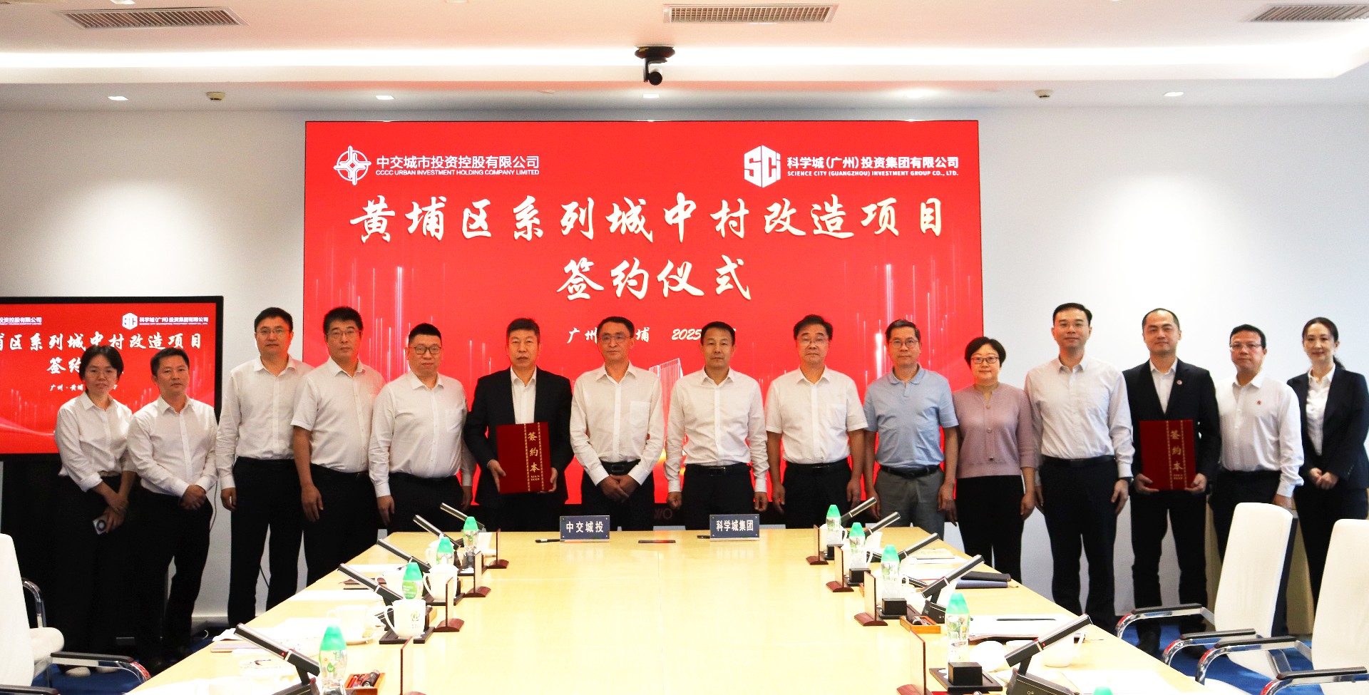 1745823719134132.jpg 签约合照.jpg